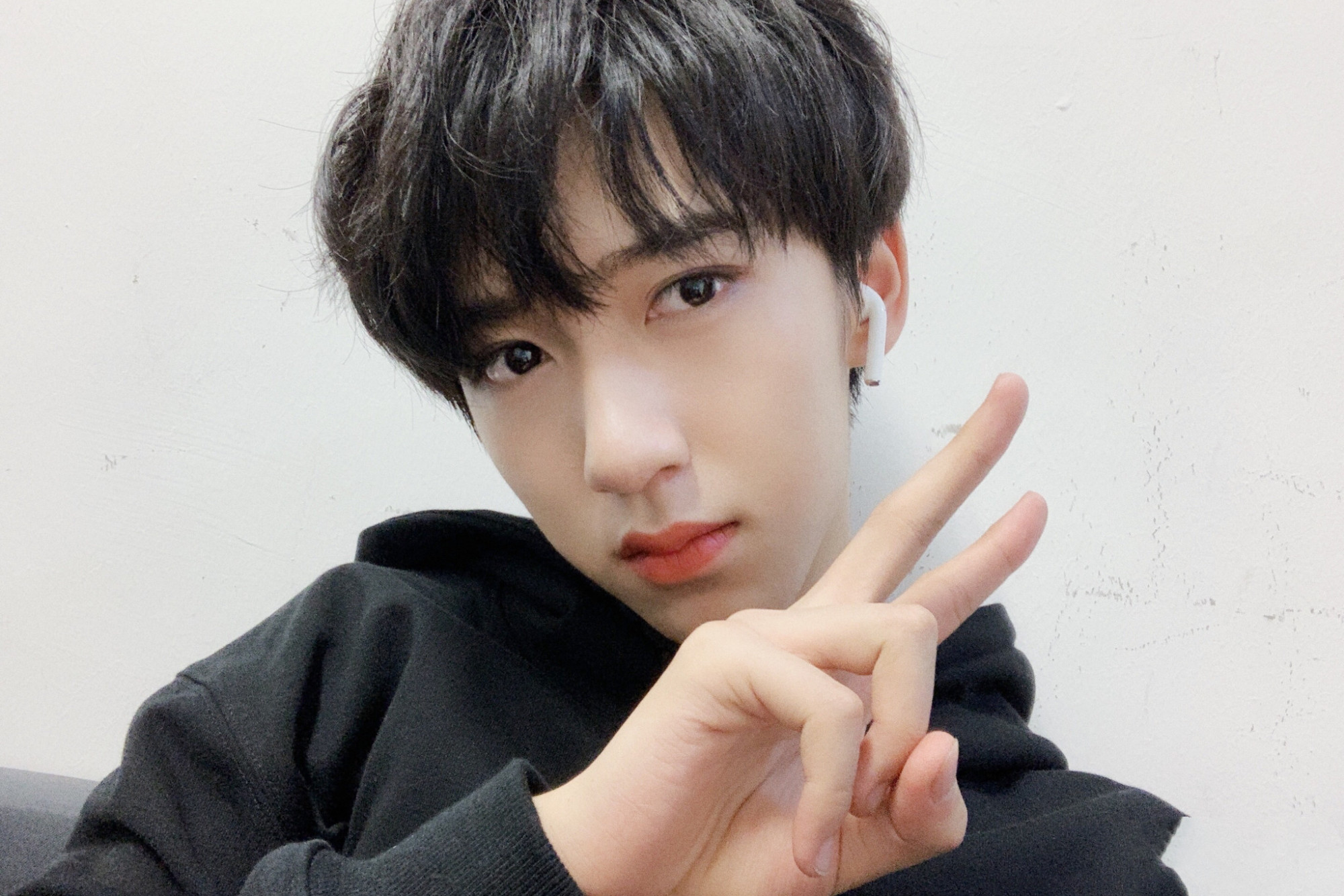 宋亚轩发错贺峻霖的微博,时代峰峻发文致歉,这样的公司真了不起